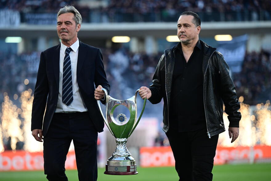 ΠΑΟΚ - ΟΦΗ: Μαχλάς και Βρύζας μετέφεραν το Κύπελλο στο γήπεδο πριν τη σέντρα του τελικού, φωτογραφίες 