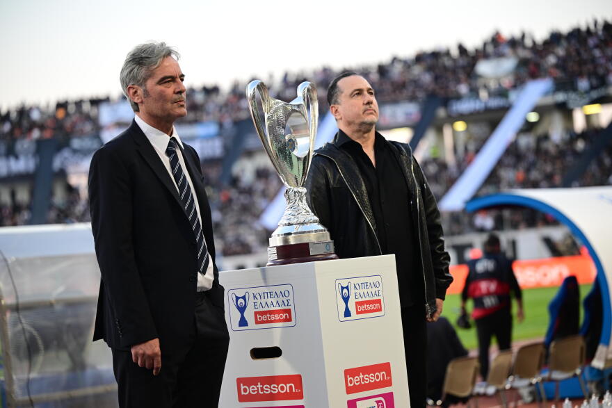 ΠΑΟΚ - ΟΦΗ: Μαχλάς και Βρύζας μετέφεραν το Κύπελλο στο γήπεδο πριν τη σέντρα του τελικού, φωτογραφίες 