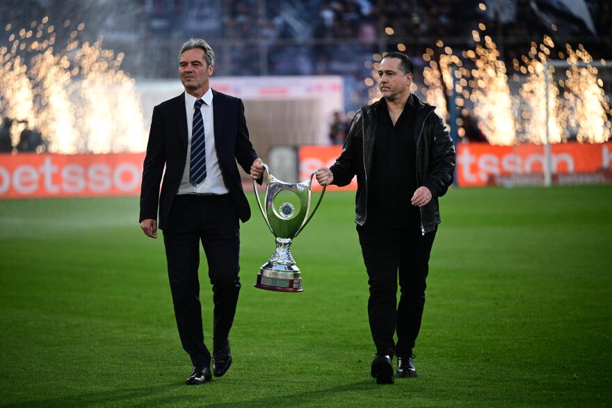 ΠΑΟΚ - ΟΦΗ: Μαχλάς και Βρύζας μετέφεραν το Κύπελλο στο γήπεδο πριν τη σέντρα του τελικού, φωτογραφίες 