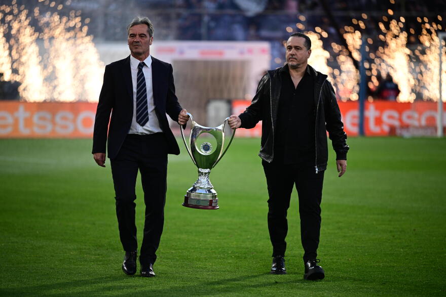 ΠΑΟΚ - ΟΦΗ: Μαχλάς και Βρύζας μετέφεραν το Κύπελλο στο γήπεδο πριν τη σέντρα του τελικού, φωτογραφίες 