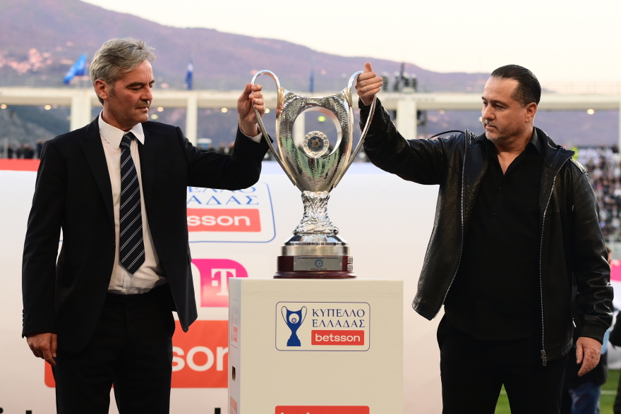 ΠΑΟΚ - ΟΦΗ: Μαχλάς και Βρύζας μετέφεραν το Κύπελλο στο γήπεδο πριν τη σέντρα του τελικού, φωτογραφίες 