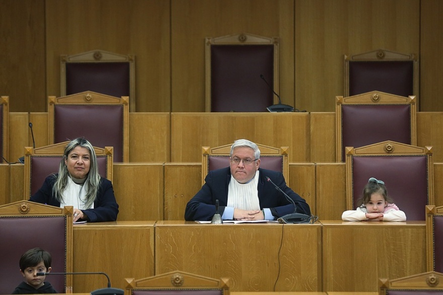 Η δίκη της «δασκάλας με τα μήλα»: Η πρώτη εικονική δίκη με δικαστές στο ΣτΕ, παιδιά νηπιαγωγείου
