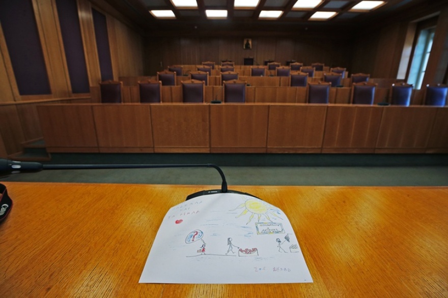 Η δίκη της «δασκάλας με τα μήλα»: Η πρώτη εικονική δίκη με δικαστές στο ΣτΕ, παιδιά νηπιαγωγείου
