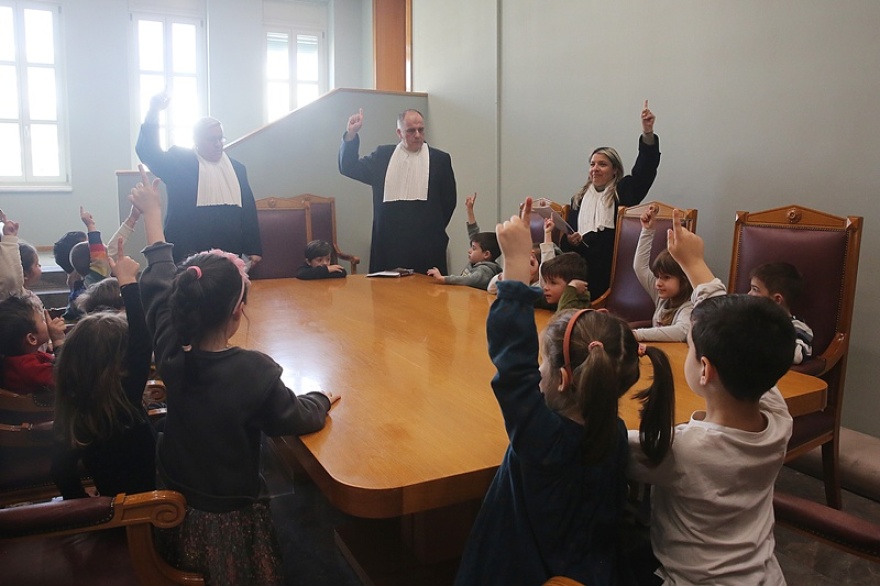 Η δίκη της «δασκάλας με τα μήλα»: Η πρώτη εικονική δίκη με δικαστές στο ΣτΕ, παιδιά νηπιαγωγείου
