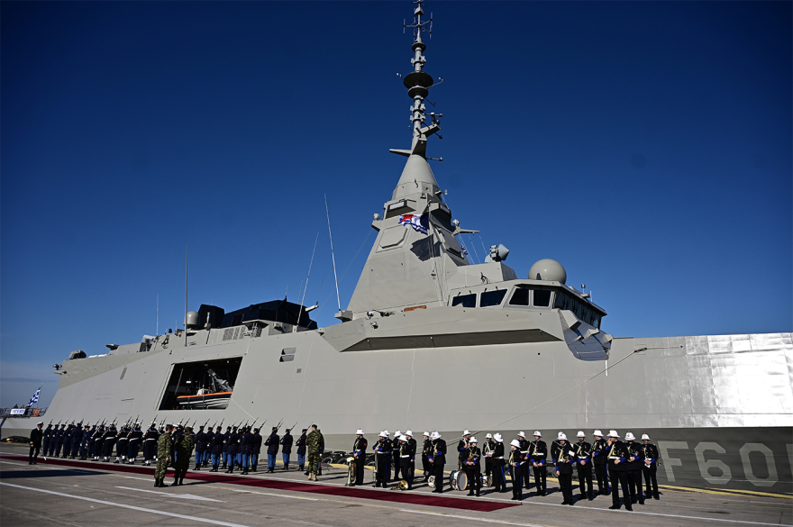 Μητσοτάκης και Μακρόν επιθεωρούν τη φρεγάτα «Κίμων», δείτε live από τον Πειραιά
