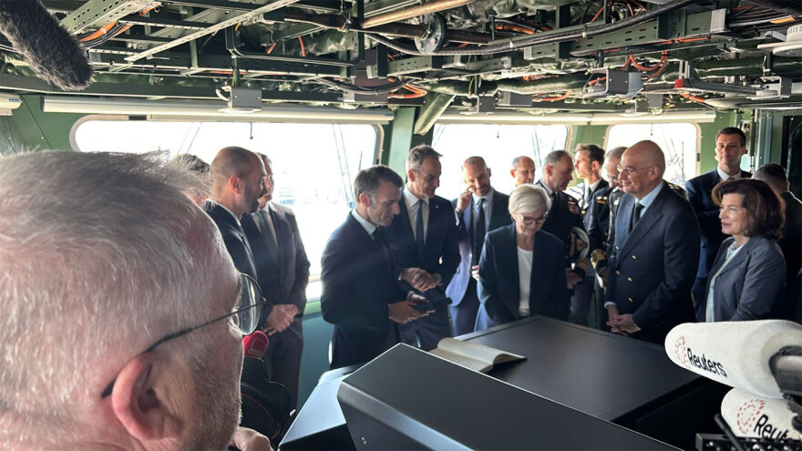 Μητσοτάκης και Μακρόν επιθεώρησαν τη φρεγάτα «Κίμων», δείτε εντυπωσιακές εικόνες και βίντεο