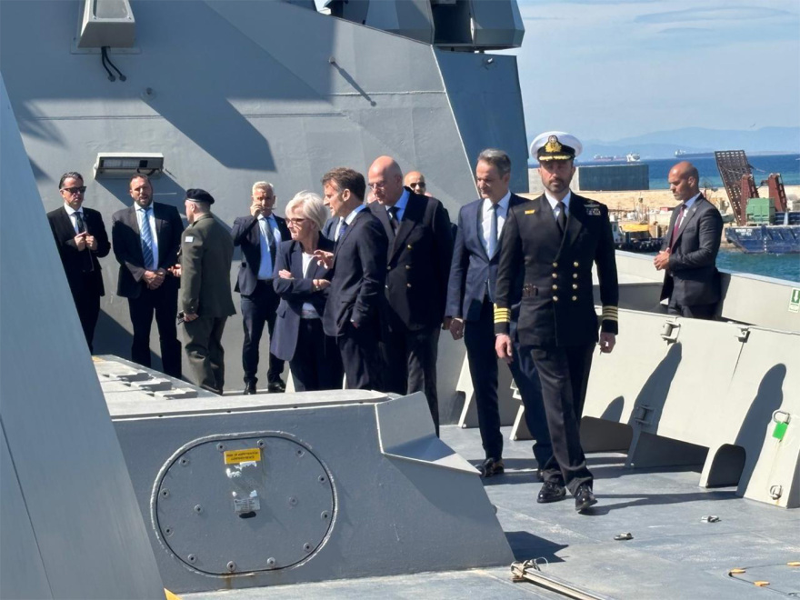 Μητσοτάκης και Μακρόν επιθεώρησαν τη φρεγάτα «Κίμων», δείτε εντυπωσιακές εικόνες και βίντεο