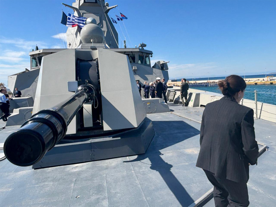Μητσοτάκης και Μακρόν επιθεώρησαν τη φρεγάτα «Κίμων», δείτε εντυπωσιακές εικόνες και βίντεο
