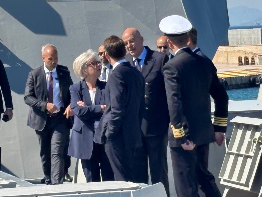 Μητσοτάκης και Μακρόν επιθεώρησαν τη φρεγάτα «Κίμων», δείτε εντυπωσιακές εικόνες και βίντεο