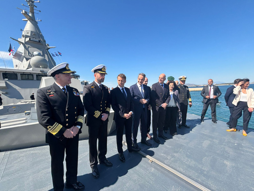 Μητσοτάκης και Μακρόν επιθεώρησαν τη φρεγάτα «Κίμων», δείτε εντυπωσιακές εικόνες και βίντεο