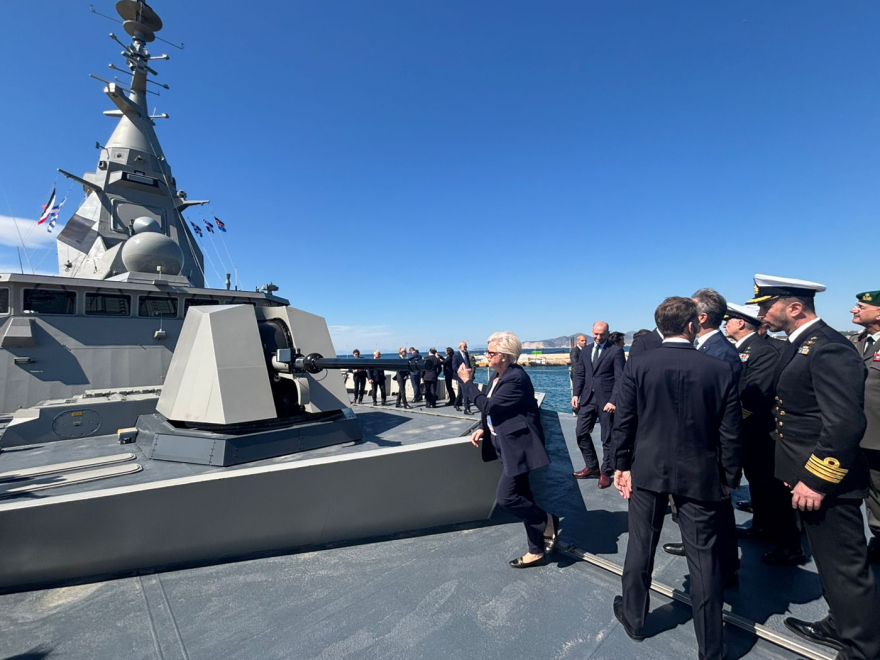 Μητσοτάκης και Μακρόν επιθεώρησαν τη φρεγάτα «Κίμων», δείτε εντυπωσιακές εικόνες και βίντεο