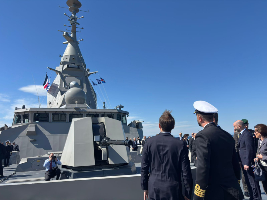 Μητσοτάκης και Μακρόν επιθεώρησαν τη φρεγάτα «Κίμων», δείτε εντυπωσιακές εικόνες και βίντεο