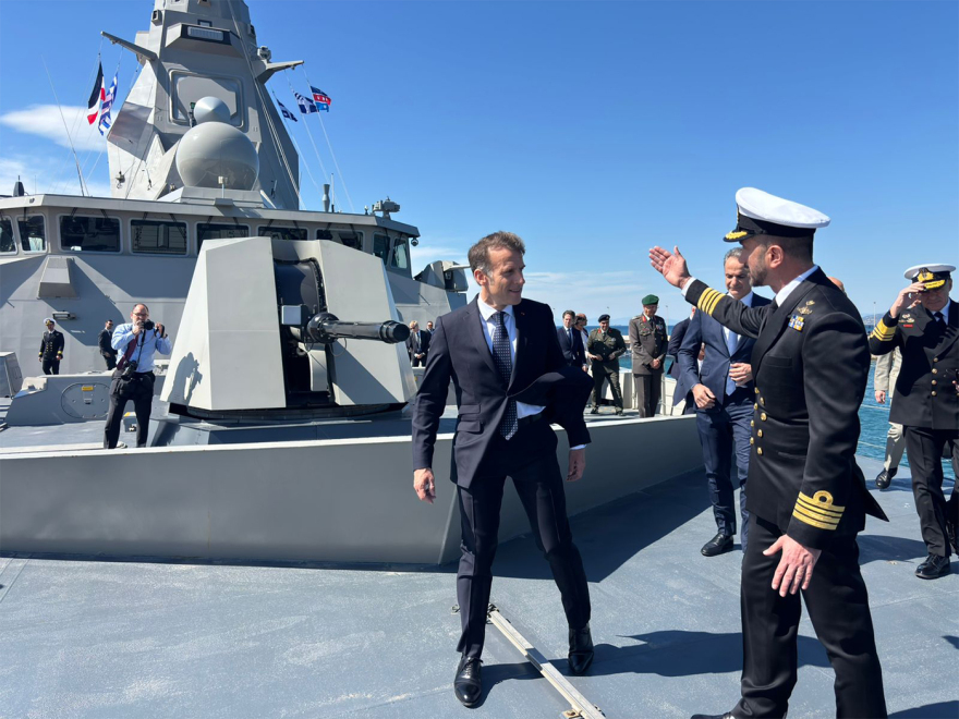 Μητσοτάκης και Μακρόν επιθεώρησαν τη φρεγάτα «Κίμων», δείτε εντυπωσιακές εικόνες και βίντεο
