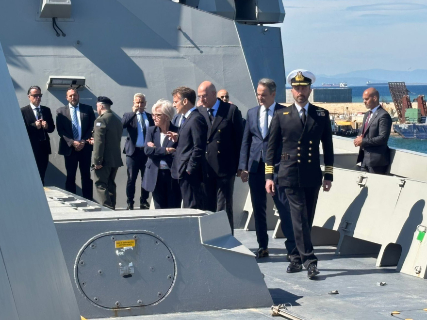Μητσοτάκης και Μακρόν επιθεώρησαν τη φρεγάτα «Κίμων», δείτε εντυπωσιακές εικόνες και βίντεο