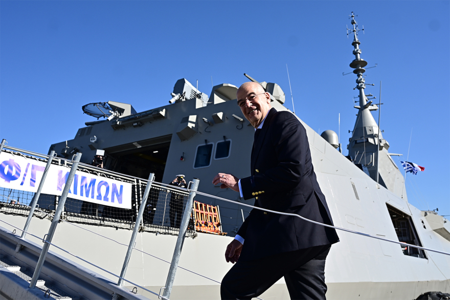 Μητσοτάκης και Μακρόν επιθεωρούν τη φρεγάτα «Κίμων», δείτε live από τον Πειραιά
