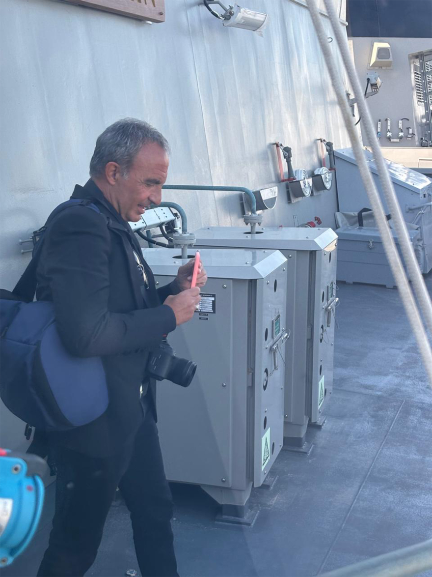 Μητσοτάκης και Μακρόν επιθεωρούν τη φρεγάτα «Κίμων», δείτε live από τον Πειραιά
