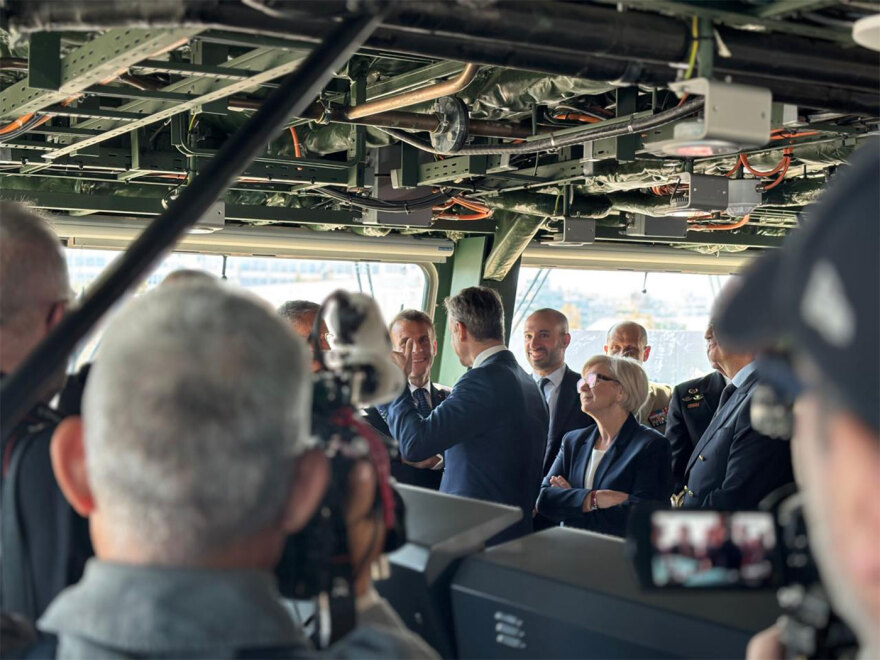 Μητσοτάκης και Μακρόν επιθεώρησαν τη φρεγάτα «Κίμων», δείτε εντυπωσιακές εικόνες και βίντεο