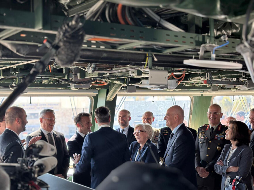 Μητσοτάκης και Μακρόν επιθεώρησαν τη φρεγάτα «Κίμων», δείτε εντυπωσιακές εικόνες και βίντεο