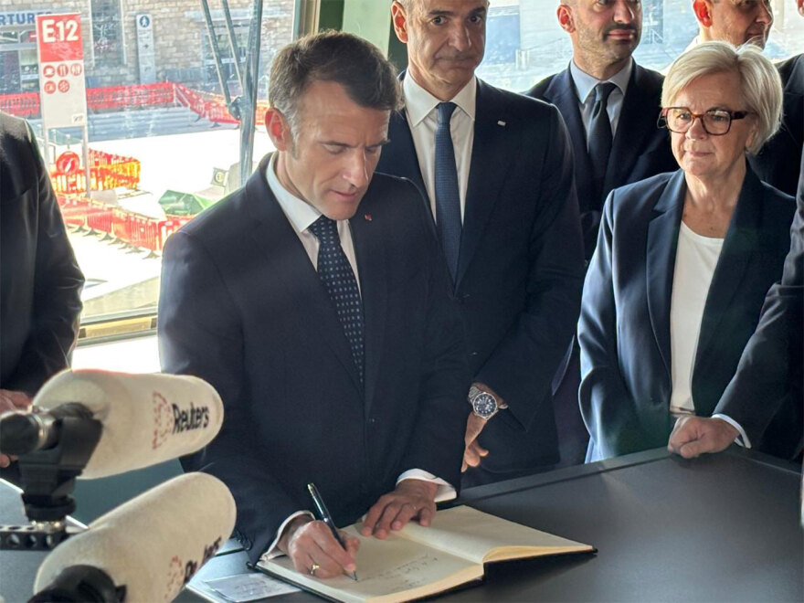 Μητσοτάκης και Μακρόν επιθεώρησαν τη φρεγάτα «Κίμων», δείτε εντυπωσιακές εικόνες και βίντεο