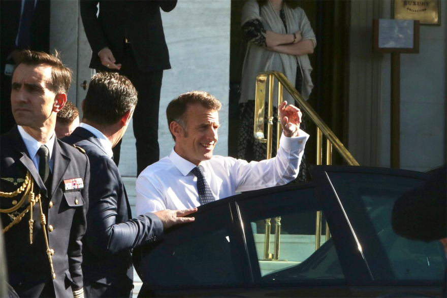 Μητσοτάκης και Μακρόν επιθεωρούν τη φρεγάτα «Κίμων», δείτε live από τον Πειραιά
