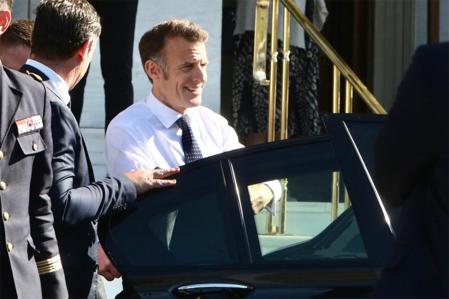 Μητσοτάκης και Μακρόν επιθεωρούν τη φρεγάτα «Κίμων», δείτε live από τον Πειραιά
