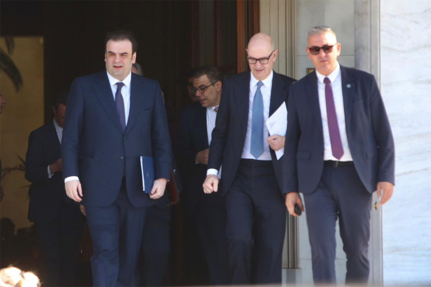 Μητσοτάκης και Μακρόν επιθεωρούν τη φρεγάτα «Κίμων», δείτε live από τον Πειραιά
