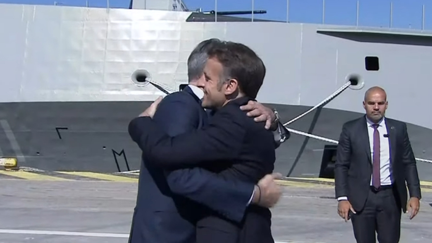 Μητσοτάκης και Μακρόν επιθεωρούν τη φρεγάτα «Κίμων», δείτε live από τον Πειραιά
