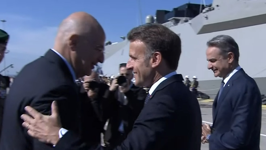 Μητσοτάκης και Μακρόν επιθεωρούν τη φρεγάτα «Κίμων», δείτε live από τον Πειραιά

