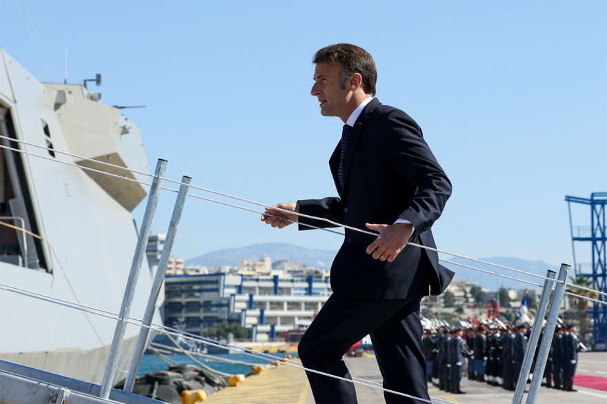 Μητσοτάκης και Μακρόν επιθεωρούν τη φρεγάτα «Κίμων», δείτε live από τον Πειραιά