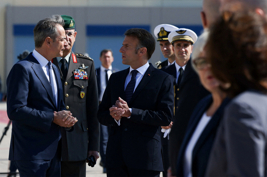 Μητσοτάκης και Μακρόν επιθεωρούν τη φρεγάτα «Κίμων», δείτε live από τον Πειραιά