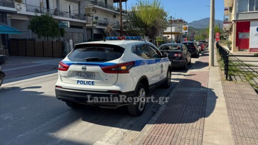 Στο νοσοκομείο μοτοσικλετιστής που προσέκρουσε στο πίσω μέρος σταθμευμένου αυτοκινήτου στη Λαμία