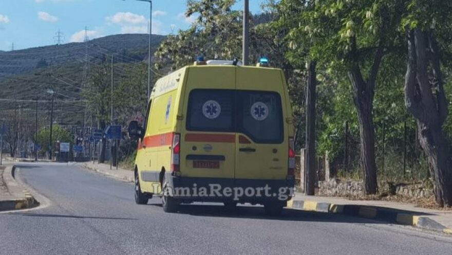 Στο νοσοκομείο μοτοσικλετιστής που προσέκρουσε στο πίσω μέρος σταθμευμένου αυτοκινήτου στη Λαμία