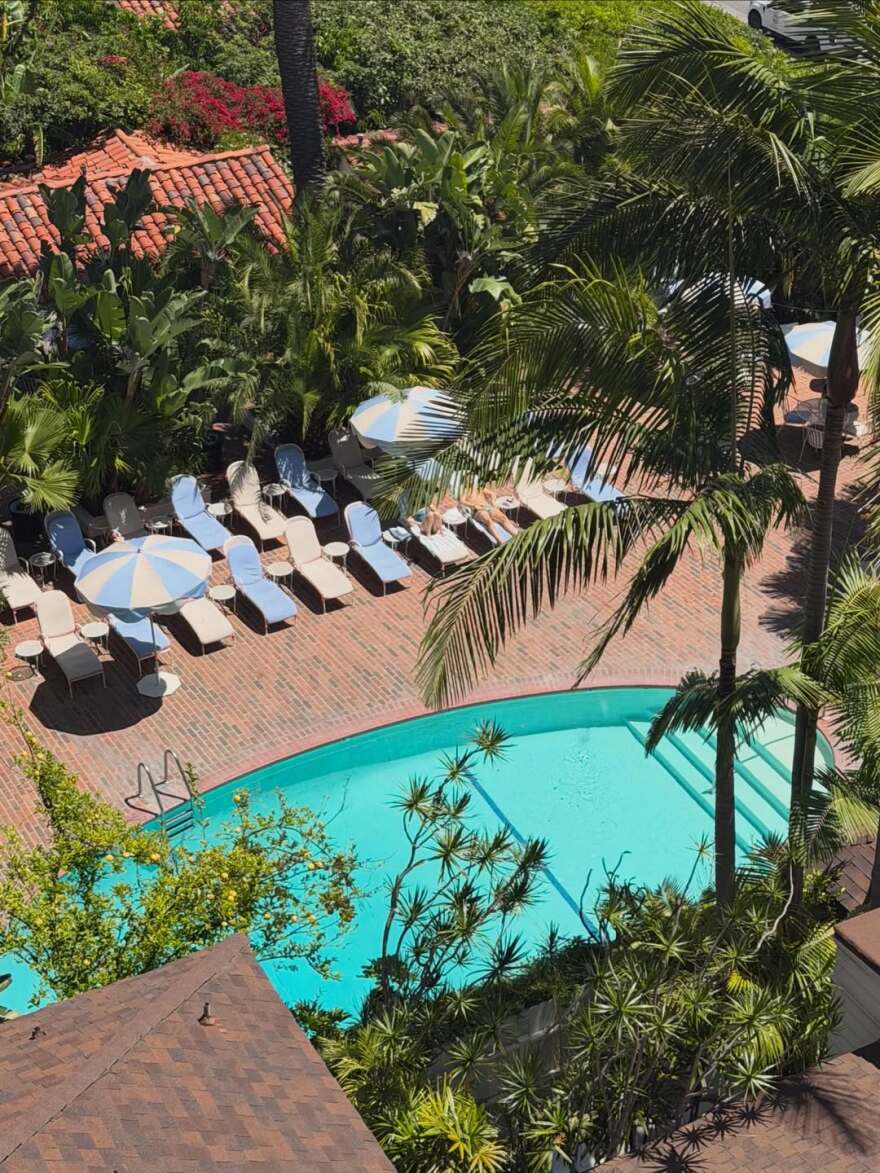 Οι πόζες της Λίλι Άλεν με μαγιό δίπλα σε πισίνα