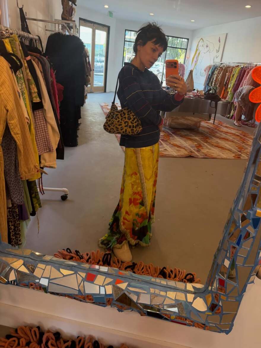 Οι πόζες της Λίλι Άλεν με μαγιό δίπλα σε πισίνα