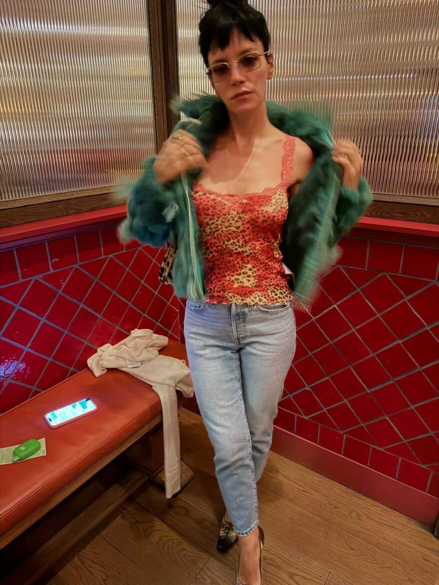 Οι πόζες της Λίλι Άλεν με μαγιό δίπλα σε πισίνα