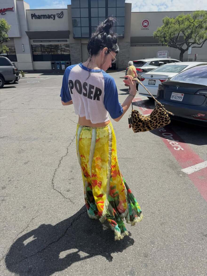 Οι πόζες της Λίλι Άλεν με μαγιό δίπλα σε πισίνα