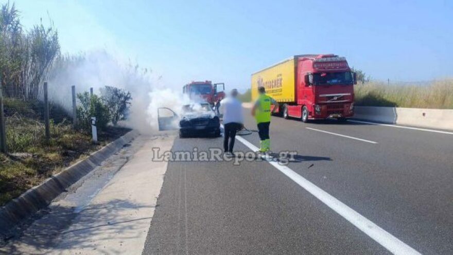Αυτοκίνητο τυλίχθηκε στις φλόγες στην Εθνική Οδό Αθηνών - Λαμίας, δείτε βίντεο και φωτογραφίες