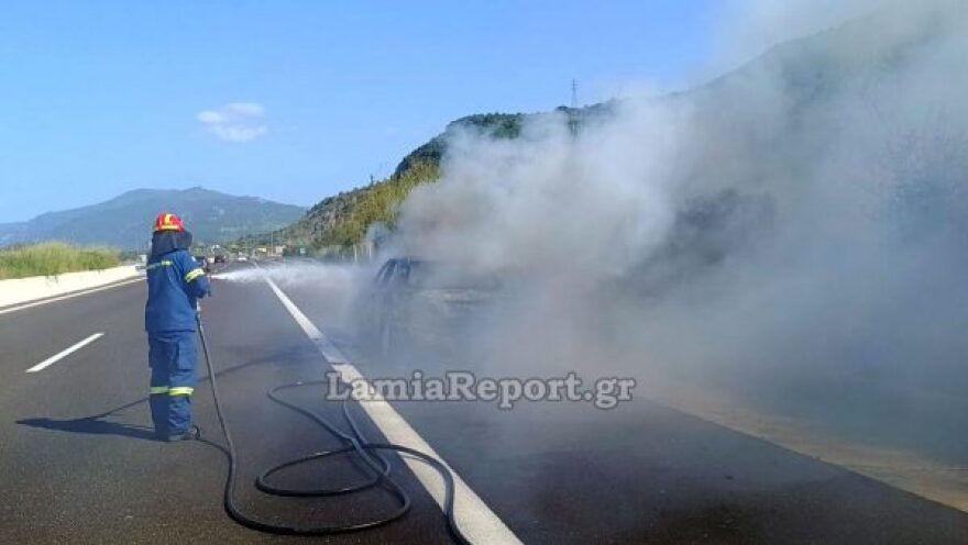Αυτοκίνητο τυλίχθηκε στις φλόγες στην Εθνική Οδό Αθηνών - Λαμίας, δείτε βίντεο και φωτογραφίες