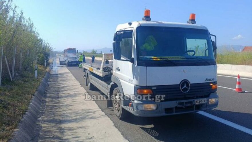 Αυτοκίνητο τυλίχθηκε στις φλόγες στην Εθνική Οδό Αθηνών - Λαμίας, δείτε βίντεο και φωτογραφίες