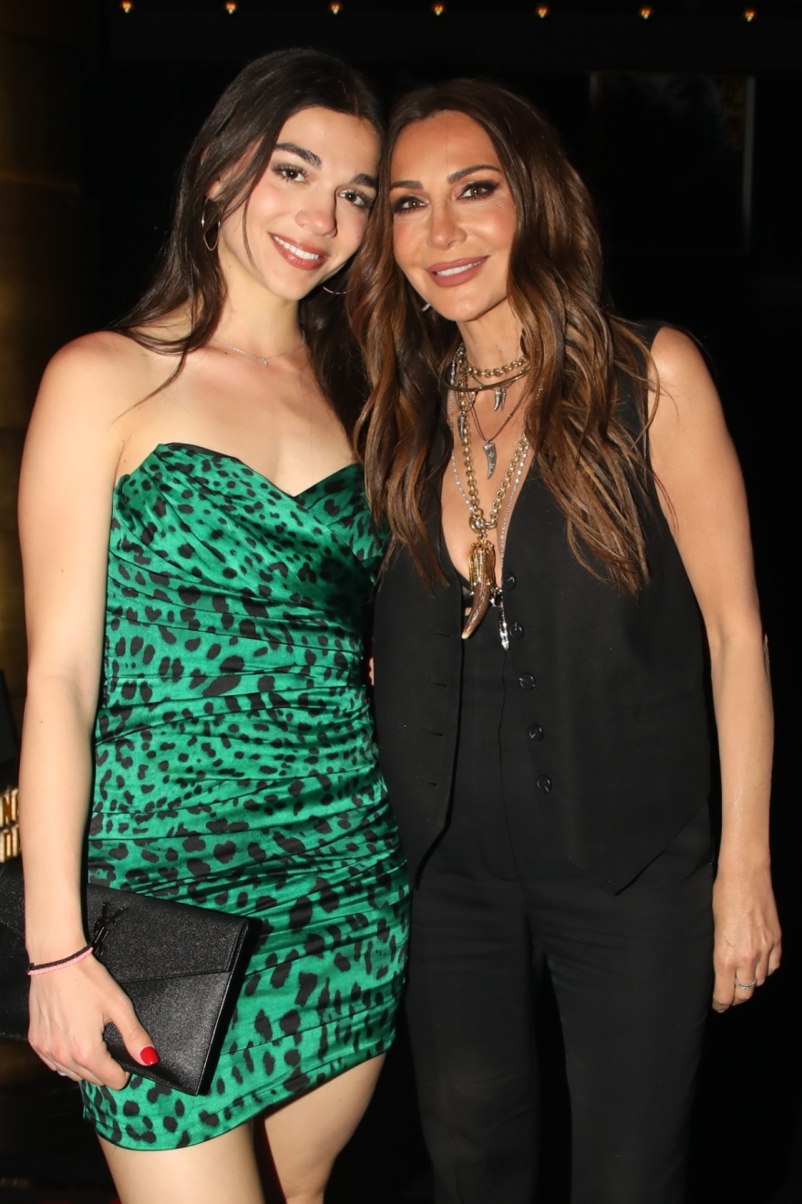 Η Δέσποινα Βανδή διασκέδασε στα μπουζούκια με την κόρη της Μελίνα Νικολαΐδη, δείτε φωτογραφίες