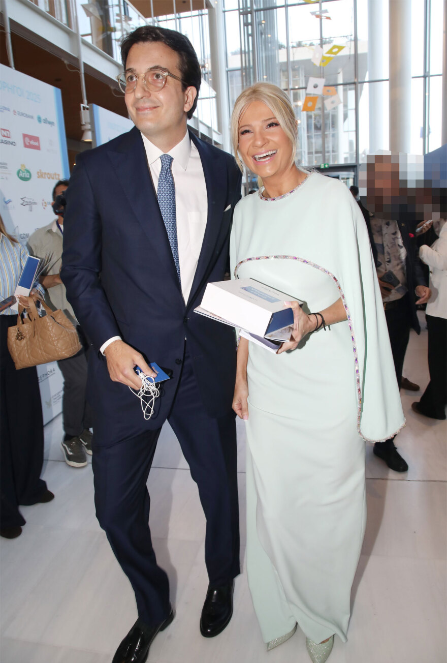 Δείτε φωτογραφίες: Η πρώτη επίσημη, κοινή δημόσια εμφάνιση της Φαίης Σκορδά με τον σύντροφό της, Αλέξανδρο Αθανασιάδη