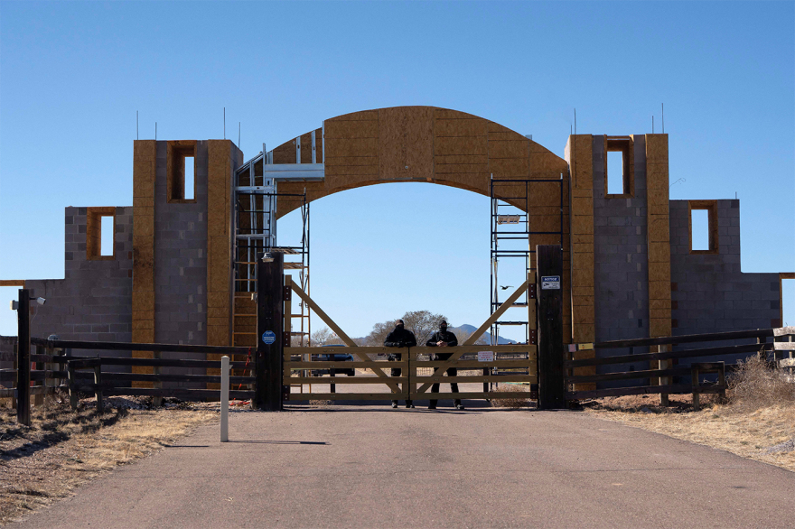 &Alpha;&nu;&alpha;&tau;&rho;&iota;&chi;&iota;&alpha;&sigma;&tau;&iota;&kappa;έ&sigmaf; &mu;&alpha;&rho;&tau;&upsilon;&rho;ί&epsilon;&sigmaf; &alpha;&pi;ό &tau;&omicron; &sigma;&kappa;&omicron;&tau;&epsilon;&iota;&nu;ό &rho;ά&nu;&tau;&sigma;&omicron; &tau;&omicron;&upsilon; &Epsilon;&pi;&sigma;&tau;ά&iota;&nu; &sigma;&tau;&omicron; &Nu;έ&omicron; &Mu;&epsilon;&xi;&iota;&kappa;ό: &laquo;&Kappa;&alpha;&nu;&epsilon;ί&sigmaf; &delta;&epsilon;&nu; &mu;&pi;&omicron;&rho;&omicron;ύ&sigma;&epsilon; &nu;&alpha; &sigma;&epsilon; &alpha;&kappa;&omicron;ύ&sigma;&epsilon;&iota;, ή&mu;&omicron;&upsilon;&nu; &sigma;&alpha;&nu; &pi;&omicron;&nu;&tau;ί&kappa;&iota; &sigma;&tau;&eta;&nu; &pi;&alpha;&gamma;ί&delta;&alpha;&raquo;
