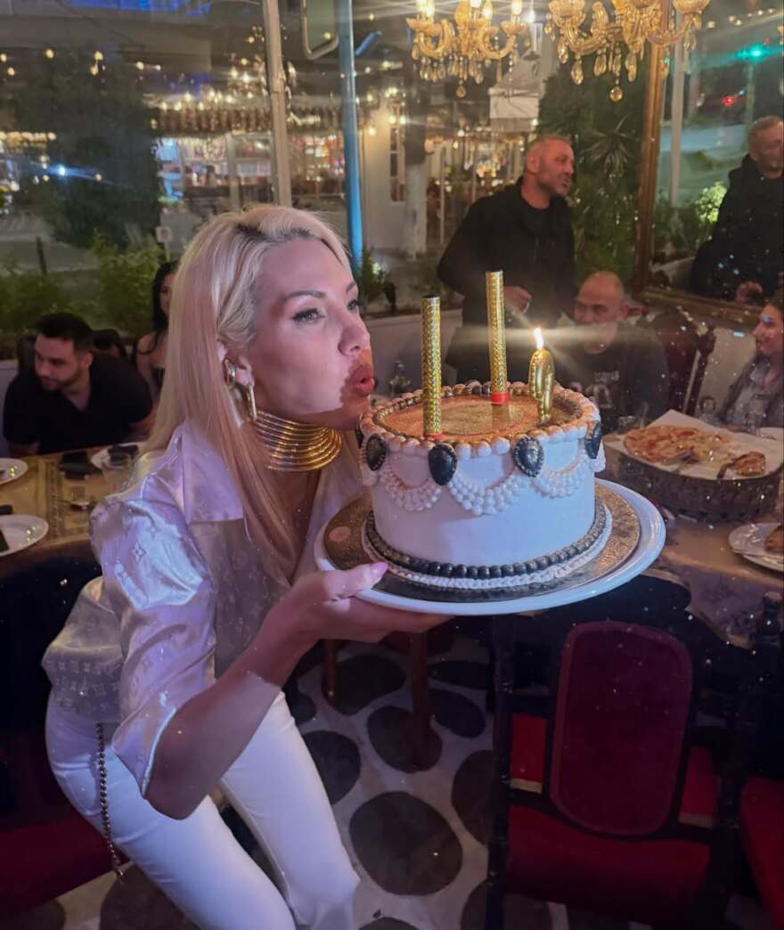 Σάσα Μπάστα: Το πάρτι για τα γενέθλιά της και οι φωτογραφίες με την τούρτα