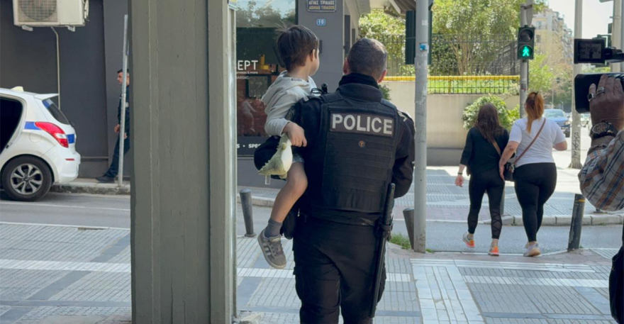 Παιδί 5 ετών μόνο του σε μπαλκόνι 6ου ορόφου πολυκατοικίας, πετούσε αντικείμενα σε κεντρικό δρόμο στη Θεσσαλονίκη - Δείτε βίντεο και φωτογραφίες
