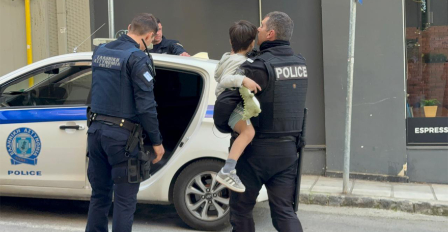 Παιδί 5 ετών μόνο του σε μπαλκόνι 6ου ορόφου πολυκατοικίας, πετούσε αντικείμενα σε κεντρικό δρόμο στη Θεσσαλονίκη - Δείτε βίντεο και φωτογραφίες
