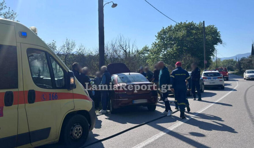 Αυτοκίνητο έπεσε σε κολόνα της ΔΕΗ στη Φθιώτιδα, εγκλωβίστηκε ο 80χρονος οδηγός