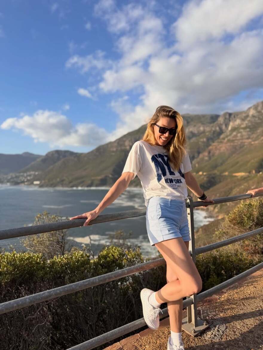 Η Μαριέττα Χρουσαλά πόζαρε με μαγιό στο Κέιπ Τάουν
