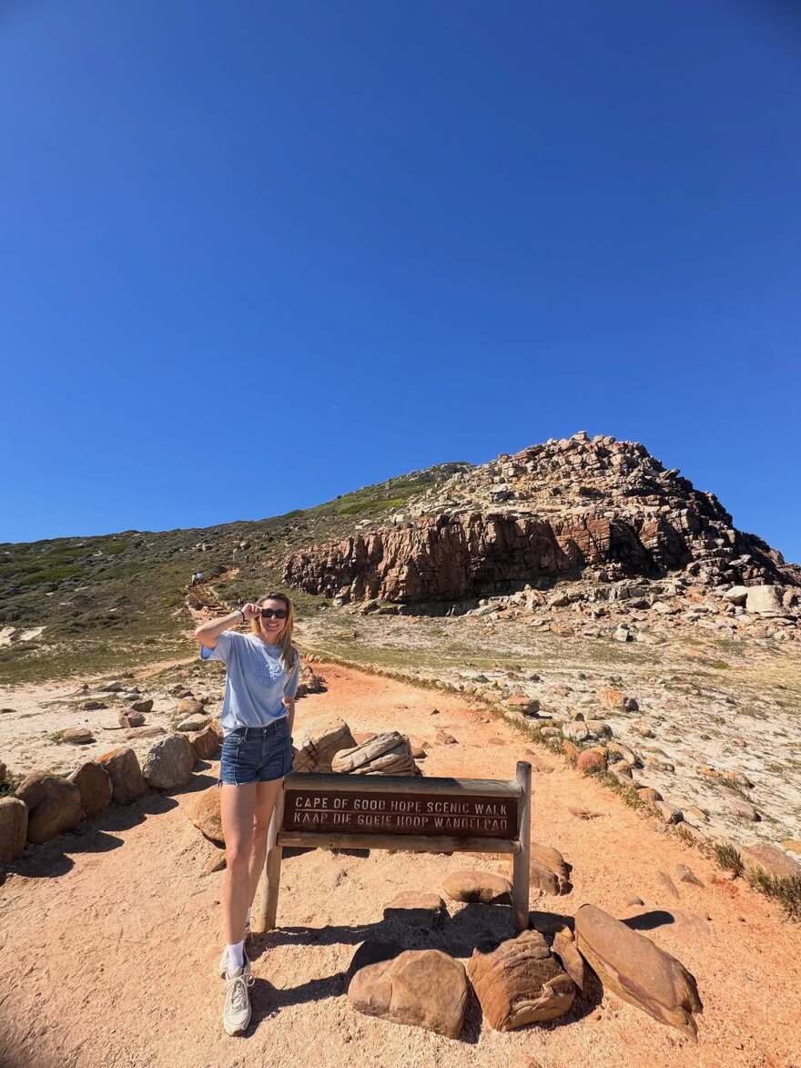 Η Μαριέττα Χρουσαλά πόζαρε με μαγιό στο Κέιπ Τάουν
