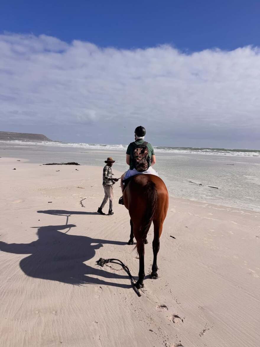 Η Μαριέττα Χρουσαλά πόζαρε με μαγιό στο Κέιπ Τάουν
