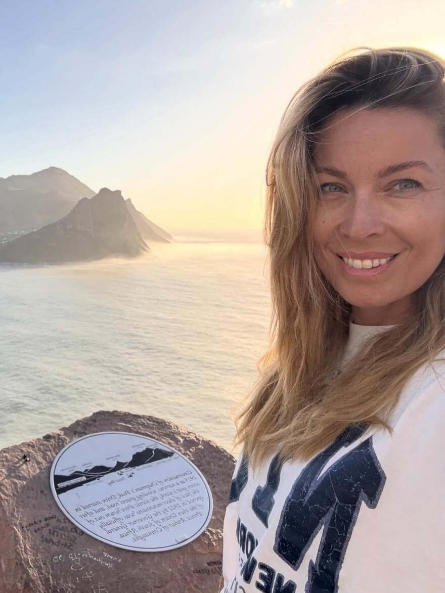 Η Μαριέττα Χρουσαλά πόζαρε με μαγιό στο Κέιπ Τάουν
